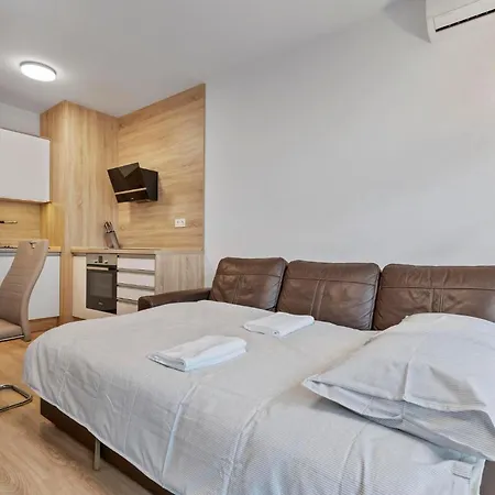 Twin 1 In - With Parking Апартаменти