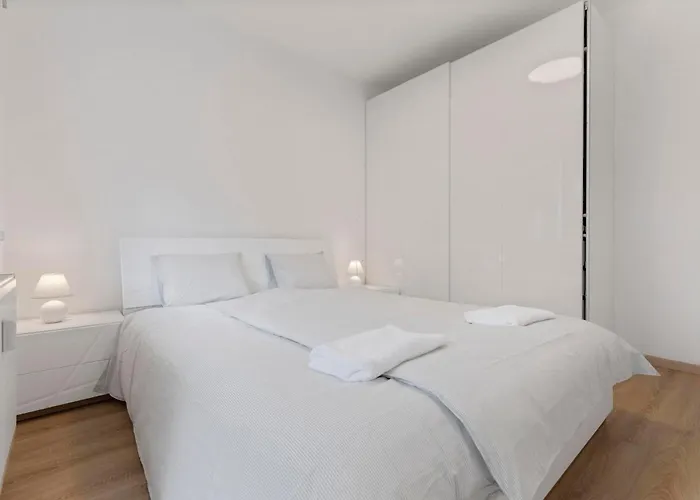 Twin 1 In - With Parking *